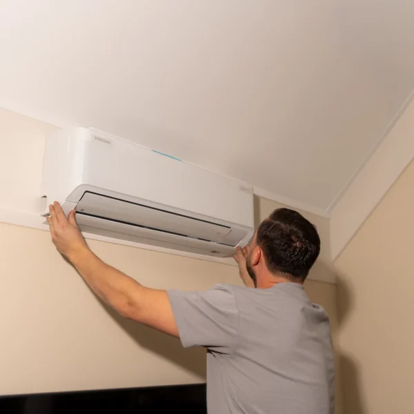 Airconditioning wordt opgehangen door Zonneman