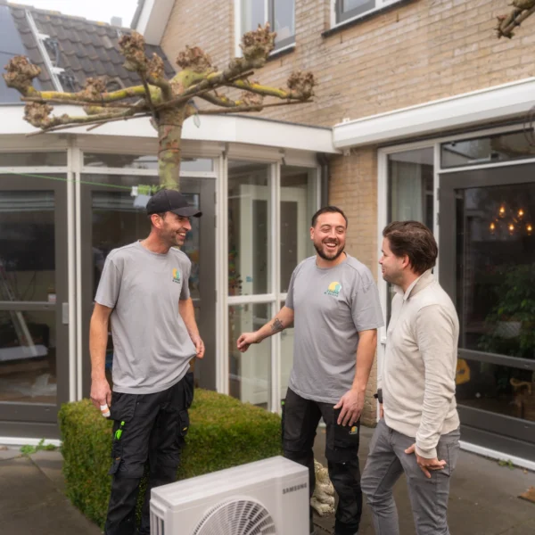 Zonneman bespreekt airco met klant in Alkmaar