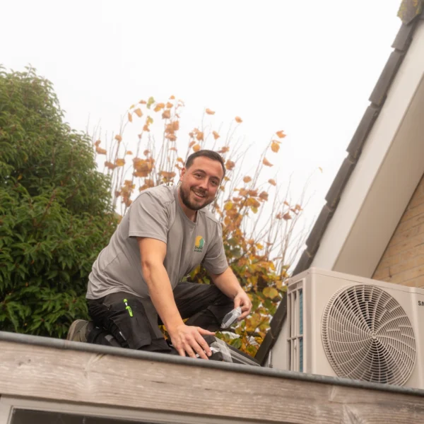 Zonneman installeert airco buitenunit