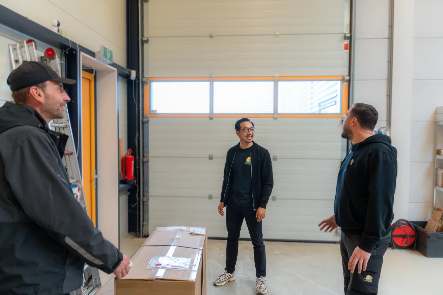 Zonneman team in het magazijn in Opmeer