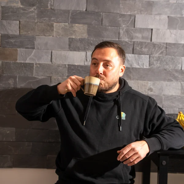 Zonneman drinkt koffie