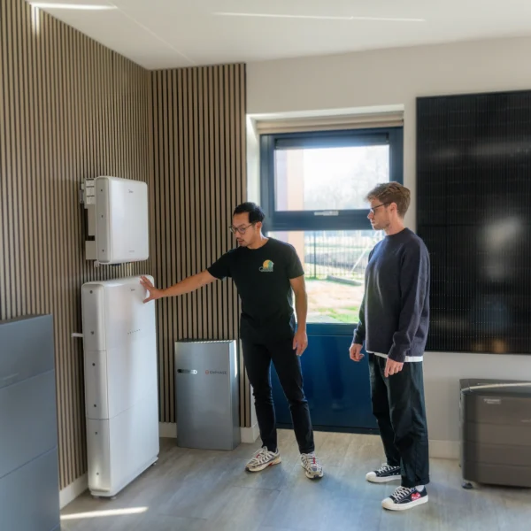 Zonneman toont nieuwste modellen thuisbatterijen aan klant