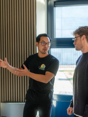 Zonneman bespreek thuisbatterijen met klant