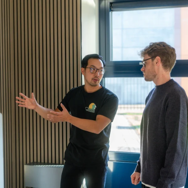 Zonneman bespreek thuisbatterijen met klant