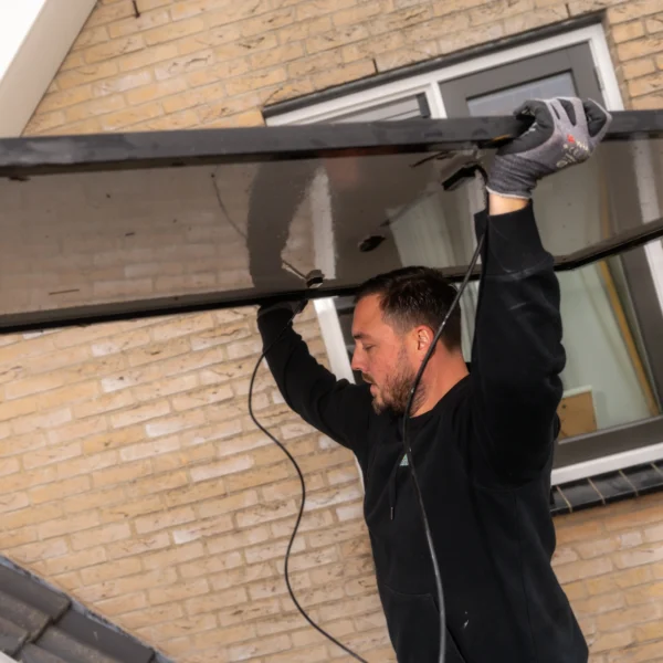 Zonneman tilt zonnepaneel het dak op